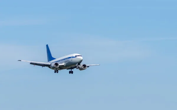 Avión de pasajeros en el cielo —  Fotos de Stock