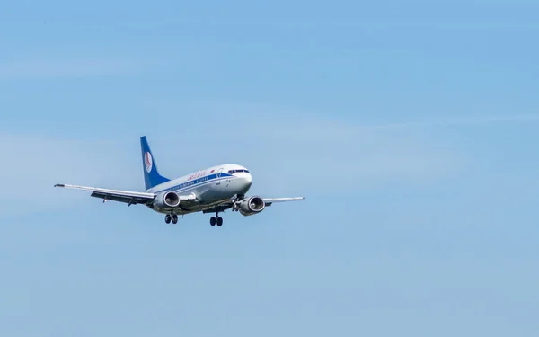 Boeing Airliner close-up view in the sky — Stock Photo, Image