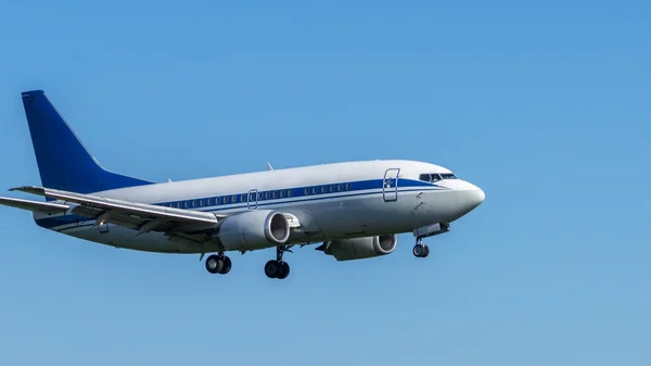 Passagerar flygplan under flygning kopia utrymme — Stockfoto