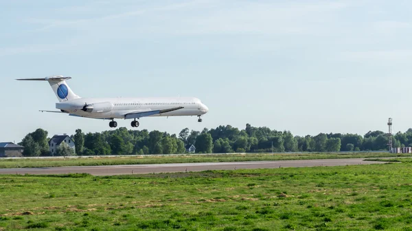 Passenger Airplane landing — Stock Photo, Image