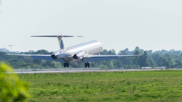 Açılış öncesi yolcu uçağı