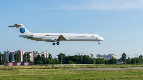 Airplane landing at International Airport — Stock Photo, Image