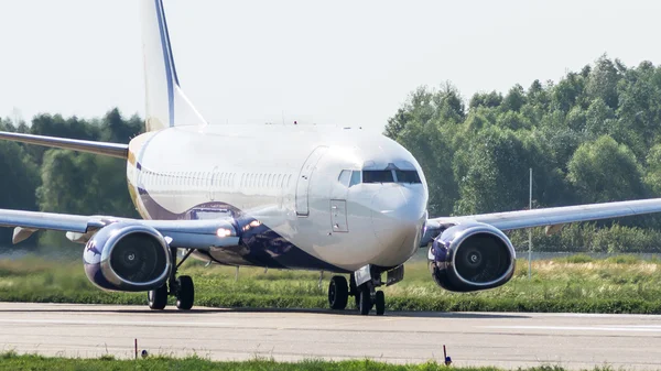 Jet passenger aircraft on the runway — Stock Photo, Image