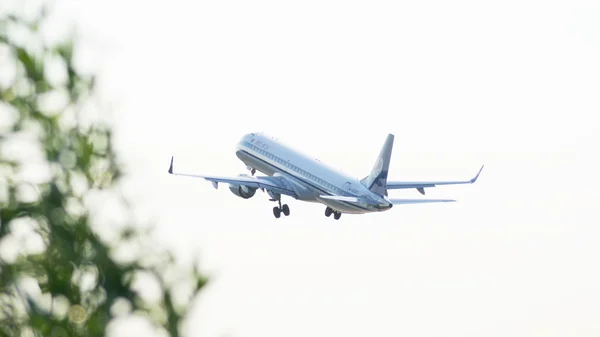 Embraer Jet despegue del avión —  Fotos de Stock