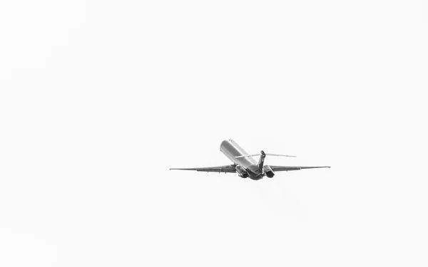 Silhouette d'avion et ciel dégagé — Photo