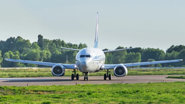 Eye to Eye view with Boeing plane at airfield — Stock Photo, Image