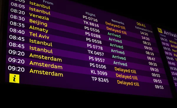 Vlucht Status informatiebord in luchthaven — Stockfoto