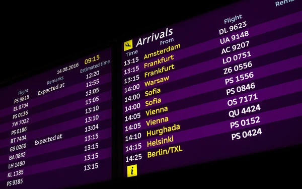 Arrival-Departures Timetable board in International Airport — Stock Photo, Image