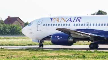Boeing 737 uluslararası havaalanının Taksilemek