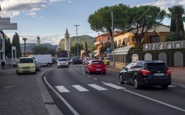 Akşam trafik ve şehir hayatını İtalya