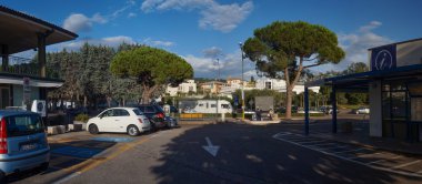 Otobüs istasyonu ve şehir hayatı Resort yer Bardolino İtalya