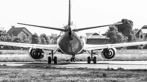 Aereo commerciale vista in bianco e nero — Foto Stock