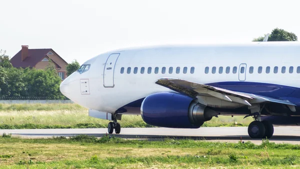 Airplane taxiing in International airport — Stock Photo, Image