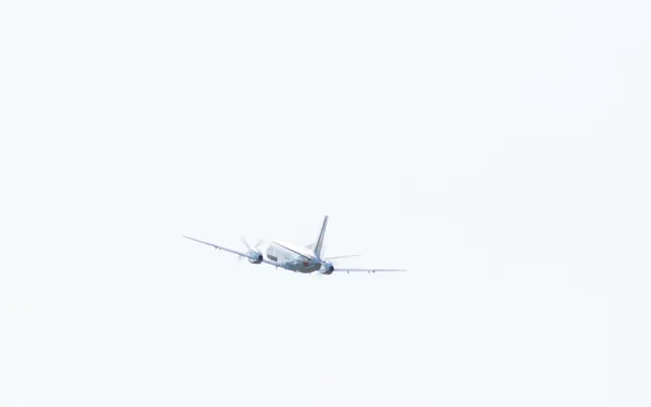 Gökyüzünde bir uçak