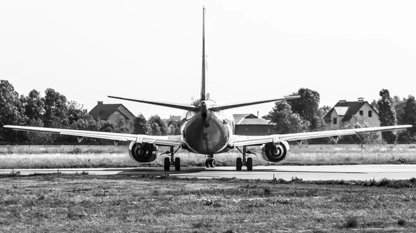 Avion de ligne à l'aéroport — Photo