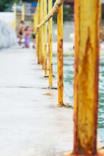 Sarı renkli paslı metal konstrüksiyon