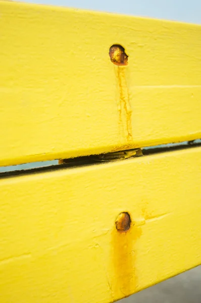 Paslı çivi ile Vintage sarı ahşap paneller