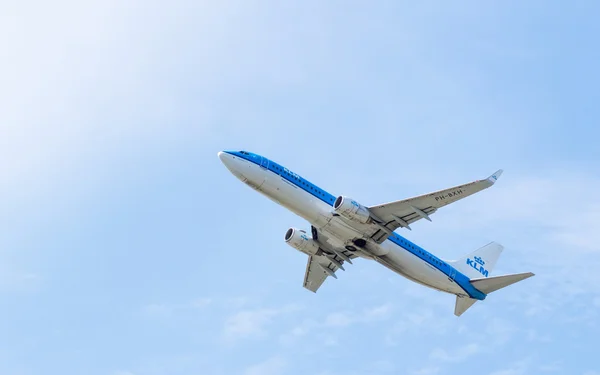 Boeing 737 by KLM Royal Dutch Airlines copy space — Stock Photo, Image