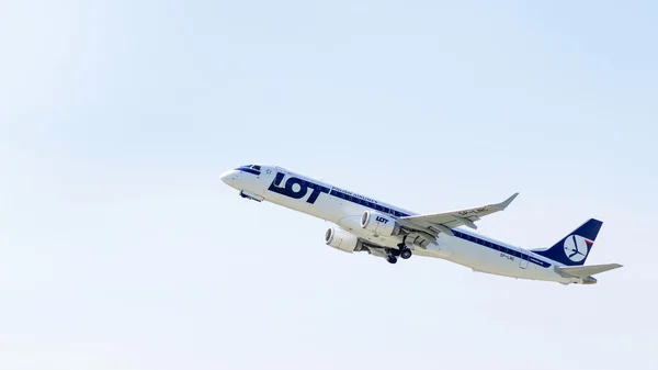 Uçak Embraer gökyüzünde