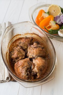 Sebzeli kızarmış tavuk.