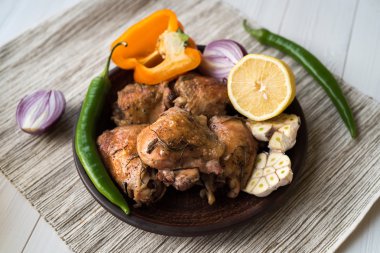 Sebzeli kızarmış tavuk.