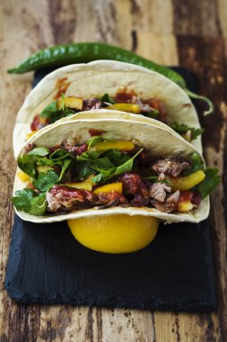 Taco bir kömür tepsi