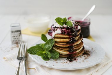 Reçelli krep ve ekşi krema.