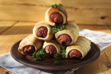 Sosis hamur ahşap arka plan üzerinde