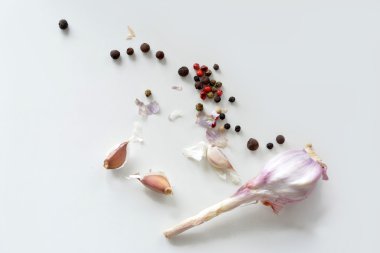 dağınık sarımsak biber ile