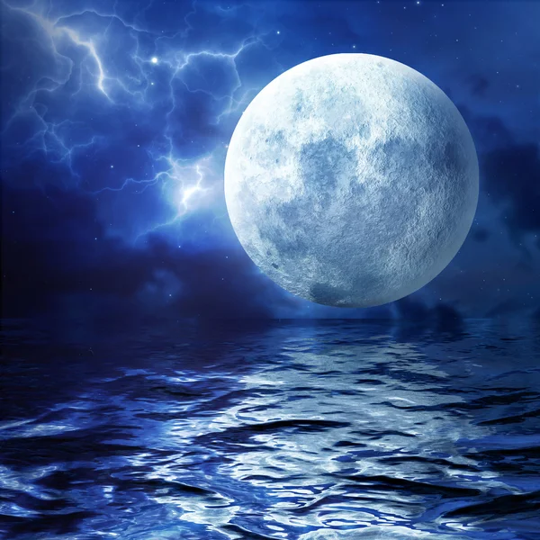 Luna llena. Una luna enorme reflejada en el agua . — Foto de Stock