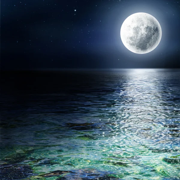 Luna grande sobre el océano. Paisaje marino y luz de luna. Un alto resoluto —  Fotos de Stock