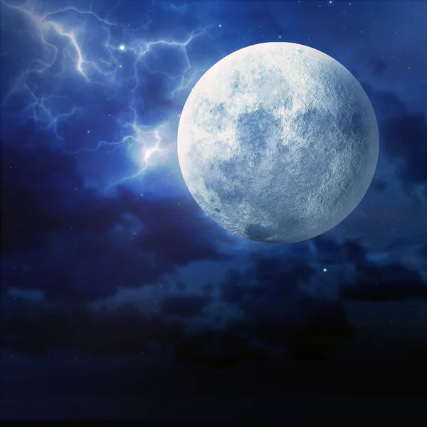 Bliksem en ronde maan in de wolken. — Stockfoto