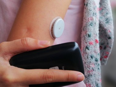 Activation and reading of sensor for continuous glucose monitoring  CGM. Diabetes type 1. Insulin depend.  This device wirelessly continuously reads sensor on skin and monitors glucose level in real time.  clipart