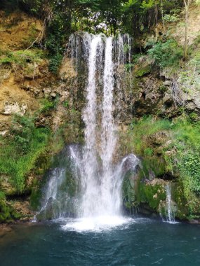 Vrelo nehrinde Lisine şelalesi. Beljanica Dağı, Sırbistan 'ın doğusu. Bu şelalenin adı da Veliki Buk.