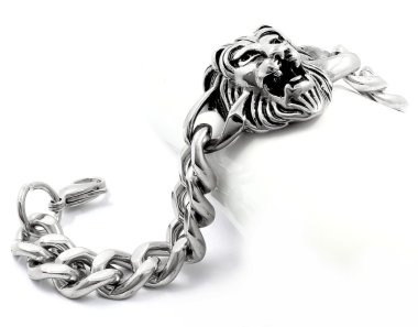 Erkek bilezik ve Aslanın kafasından