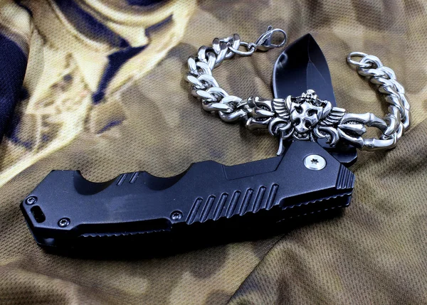 Pulseira masculina e faca do exército — Fotografia de Stock