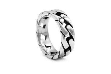 Erkeklerin paslanmaz çelik halkası. Beyaz renk arkaplanı