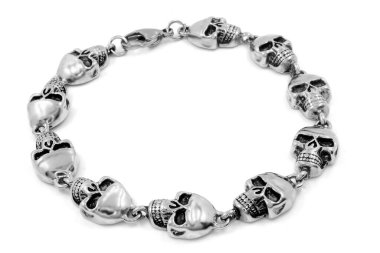 Motorcular için bileklik. Kafatasları. Paslanmaz çelik. Bir renk arkaplanı