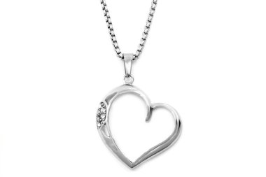 Zirkonlu kalp kolyesi. Paslanmaz çelik. Tek renk arkaplan. OEM ürünü