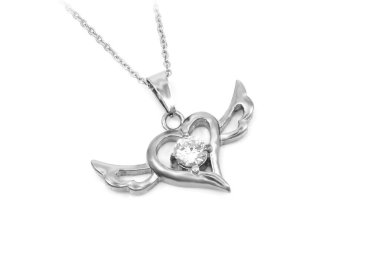 Kalp ve kanat kolyesi. Paslanmaz çelik. Tek renk arkaplan. Markasız OEM ürünü