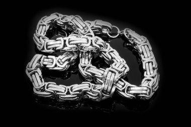 Erkekler için büyük gümüş zincir. Paslanmaz çelik. Tek renk arkaplan. OEM ürünü