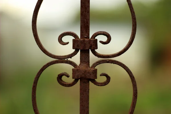 Antigua cerca oxidada en el jardín —  Fotos de Stock