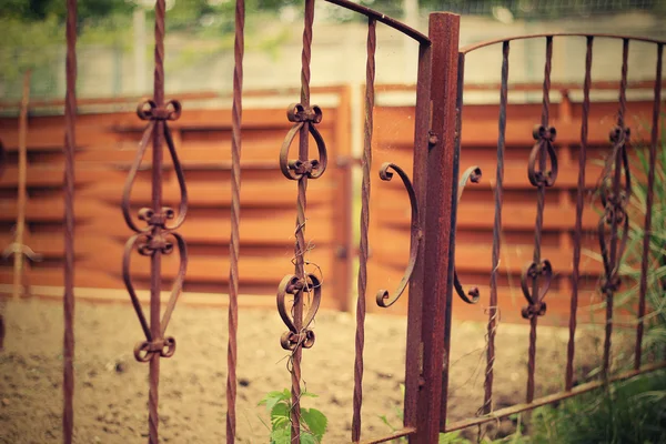 Gamla rostiga staket i trädgården — Stockfoto