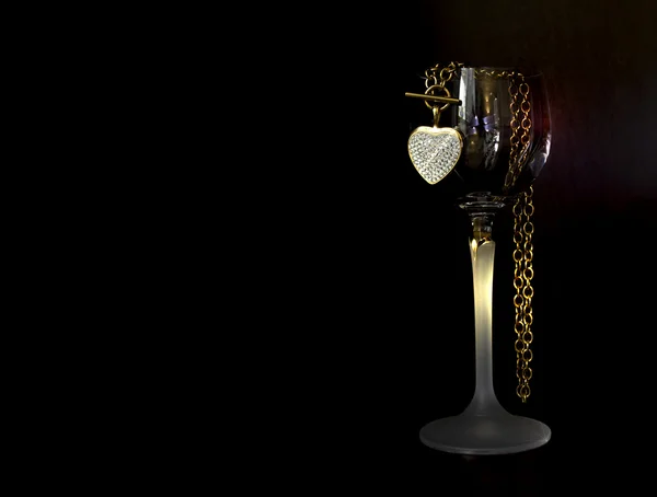 Kadeh şarap ve altın kalp kolye — Stok fotoğraf