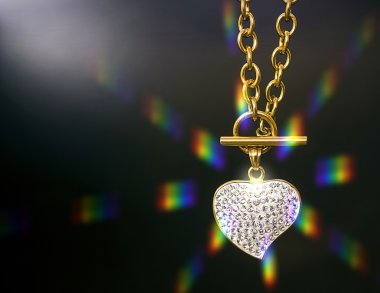 Bir kalp ile altın kolye