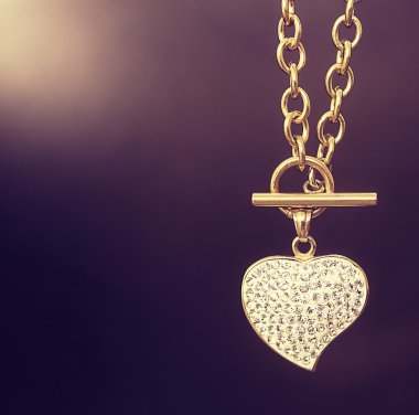 Bir kalp ile altın kolye