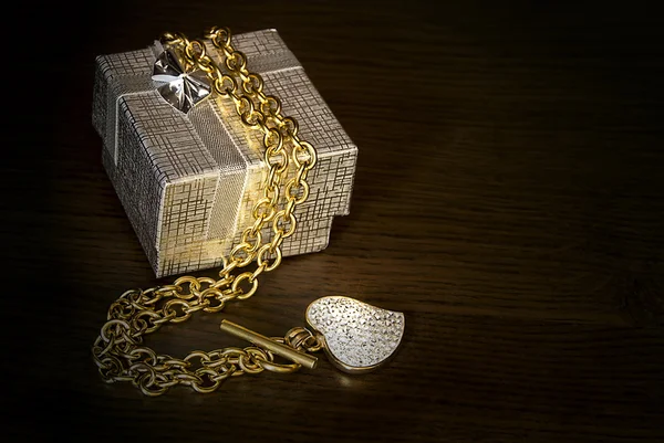 Bir kalp ile altın kolye — Stok fotoğraf
