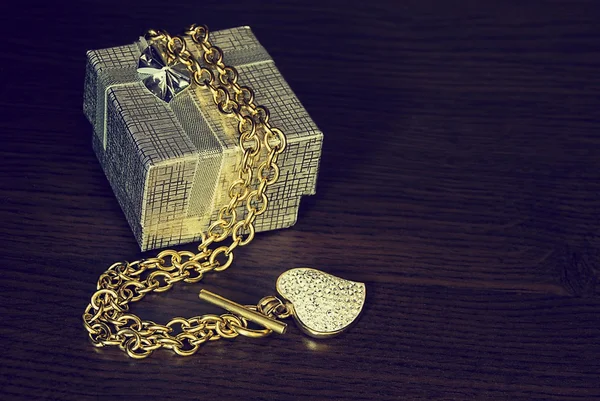 Collana in oro con cuore — Foto Stock