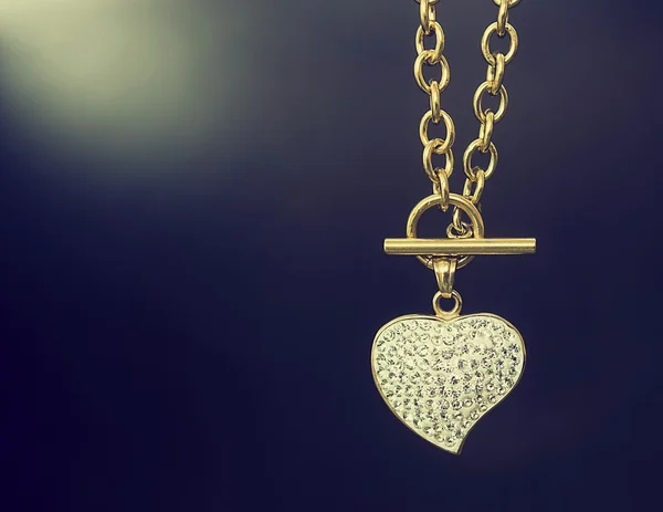 Zlatý náhrdelník se srdcem — Stock fotografie