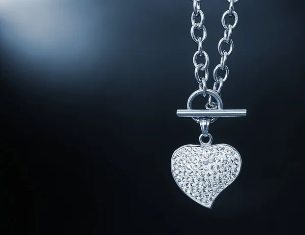 Collier en or avec un coeur — Photo